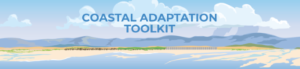 Les mots "Boîte à outils d'adaptation côtière" survolent une plage et des collines.