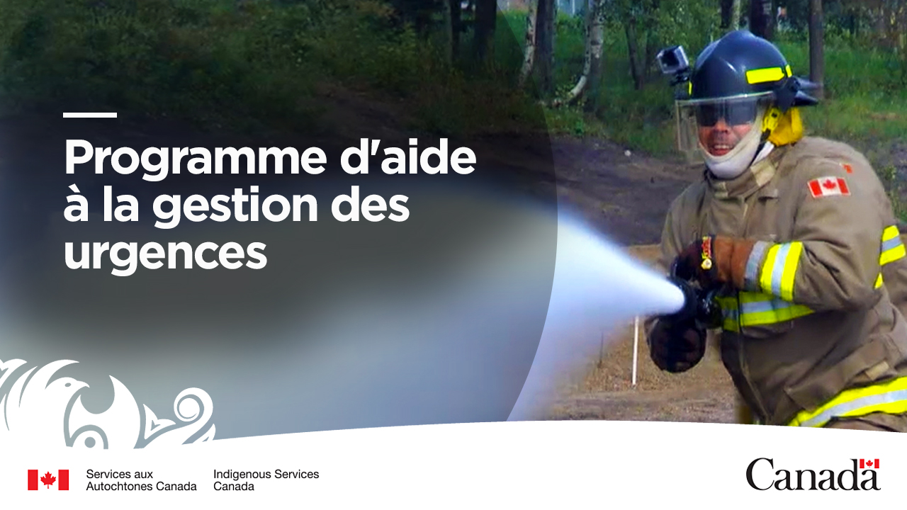 Un pompier pulvérise de l'eau quelque part hors du cadre en direction de la caméra. Un grand cercle gris transparent couvre le côté gauche de l'image et un texte blanc indique "Programme d'aide à la gestion des urgences". Les logos du gouvernement du Canada se trouvent en bas de l'image.