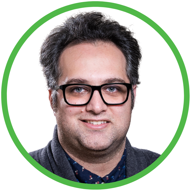 Sepehr Khosravi sourit pour une photo. Son visage est encadré par un cercle vert.