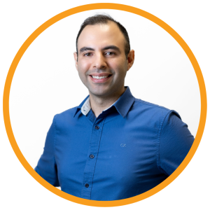 Armin Nikkhah sourit pour une photo. Son visage est encadré par un cercle orange.
