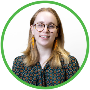 Kate DesRoches sourit pour une photo. Leur visage est encadré par un cercle vert.