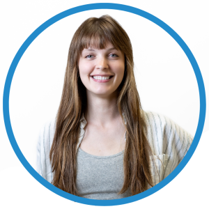 Rebecca King sourit pour une photo. Son visage est encadré par un cercle bleu.