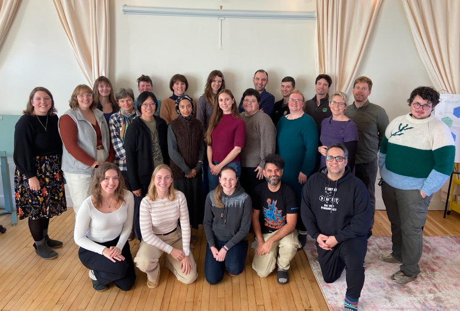 The CLIMAtlantic team smiling for a group photo. L'équipe CLIMAtlantic sourit pour une photo de groupe. 