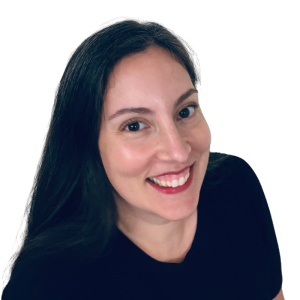 Le français suit. A picture of a person with long black hair wearing a black shirt smiling at the camera, framed by a yellow circle.Photo d'une personne aux longs cheveux noirs, vêtue d'une chemise noire, souriant à l'appareil photo, encadrée d'un cercle jaune.