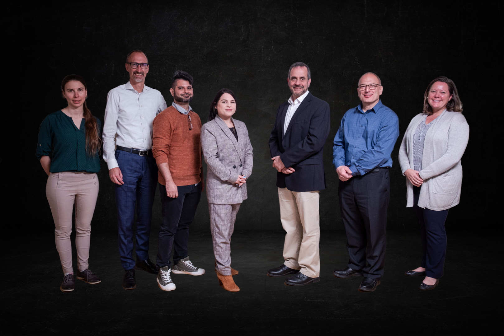 Photo de groupe de sept membres du conseil d'administration de CLIMAtlantic devant un fond noir.