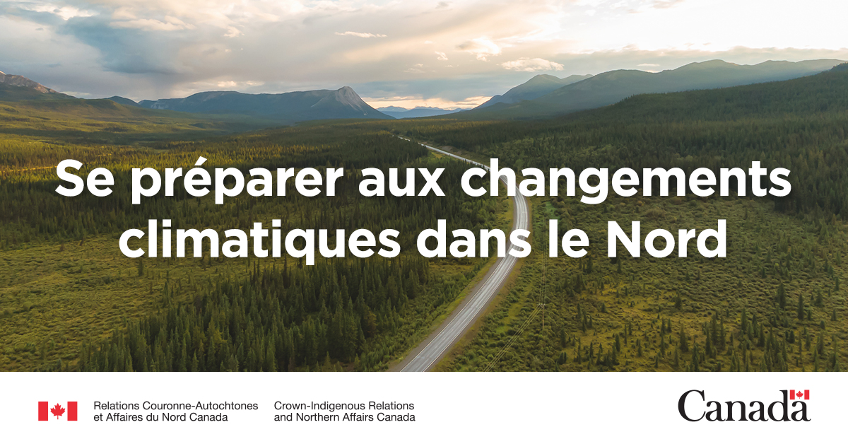 Les mots " Se préparer au changement climatique dans le Nord " flottent au-dessus d'un paysage de forêts et de montagnes. Le logo du gouvernement fédéral canadien se trouve dans le coin inférieur droit, et la mention " Relations Couronne-Autochtones et Affaires du Nord Canada " dans le coin inférieur gauche.