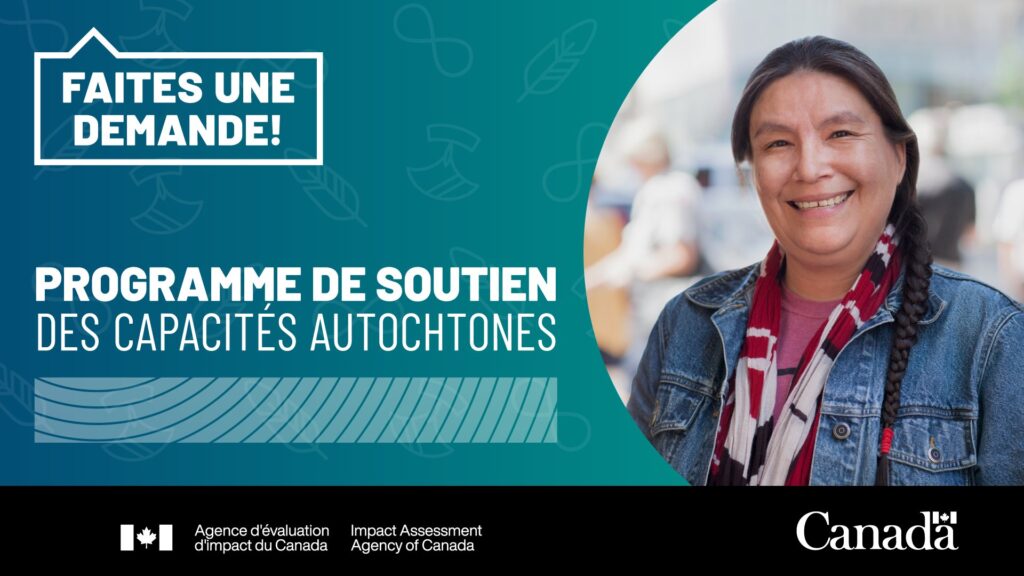 Une personne sourit sur la photo et, à côté d'elle, un texte indique qu'il faut postuler maintenant au programme de soutien aux capacités indigènes.