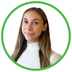Le français suit. A picture of a person with long blonde hair wearing a white top smiling at the camera, framed by a green circle. Photo d'une personne aux longs cheveux blonds, vêtue d'un haut blanc, souriant à la caméra, encadrée par un cercle vert.