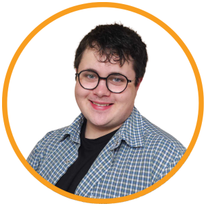 Le français suit A picture of a person with short black hair wearing a blue flanel shirt and glasses smiling at the camera, framed by an orange circle. La photo d'une personne aux cheveux courts et noirs, portant une chemise bleue et des lunettes, souriant à l'appareil photo, encadrée d'un cercle orange.