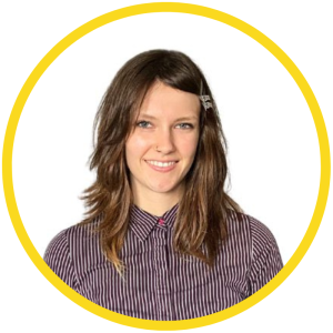 Le français suit. A photo of a person with long brown hair, wearing a white and burgundy striped shirt, smiling at the camera, framed by a yellow circle. Photo d'une personne aux longs cheveux bruns, vêtue d'une chemise rayée blanche et bordeaux, souriant à la caméra, encadrée par un cercle jaune.
