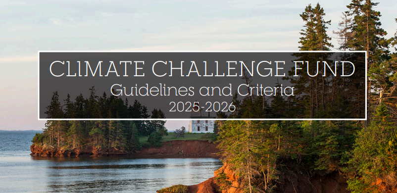 Image de fond d'une maison blanche le long d'une côte partiellement boisée avec le texte superposé « Climate Challenge Fund Guidelines and Criteria 2025-2026 » (Directives et critères du Fonds pour le défi climatique 2025-2026).