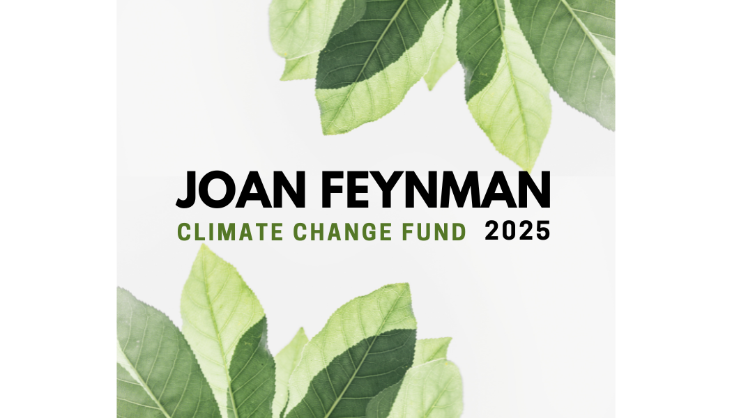 Un arrière-plan de feuillage vert avec les mots « Joan Feynman Climate Change Fund 2024 » (Fonds Joan Feynman pour le changement climatique 2024) au centre.